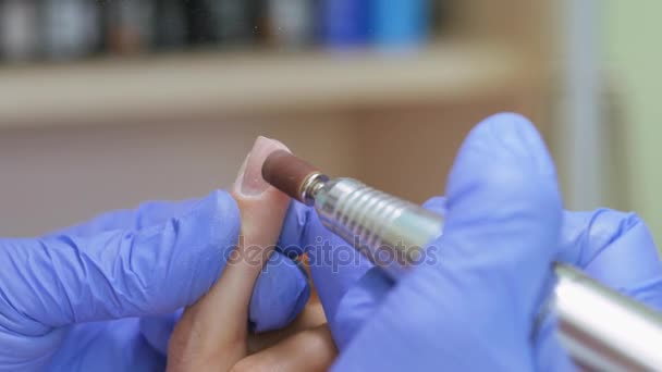 Hardware manicura, primer plano, cuidado de uñas hermosa mujer en el salón de belleza. Manicura con barniz. El tratamiento de uñas. Las manicuristas trabajan . — Vídeo de stock