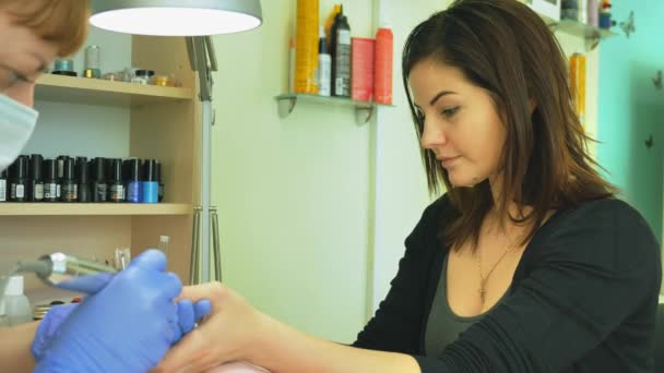 Hardware manicure, nagel zorg mooie vrouw in de schoonheidssalon. Manicure vernis. De behandeling van de nagel. Job-Schoonheidsinstituten. — Stockvideo