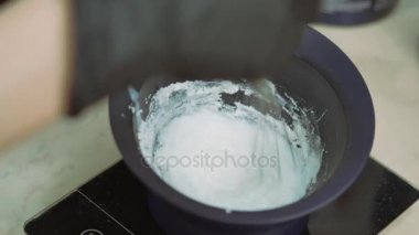 Kase saç boyası masada, fırça saç rengi boya, rengi parlak sarışın, güzellik salonları, renk ustası