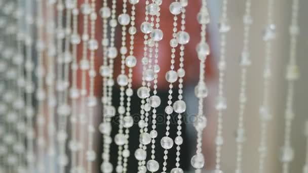 Fond de cristal brillant. Pendentifs en cristal. Des pierres de cristal. Au ralenti. Mise au point fluide 