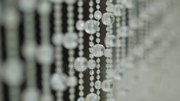 Glanzende kristal achtergrond. Kristal hangers. Crystal stenen. Slow-motion. Gladde focus — Stockvideo