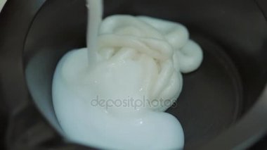 Kase saç boyası masada, fırça saç rengi boya, rengi parlak sarışın, güzellik salonları, renk ustası