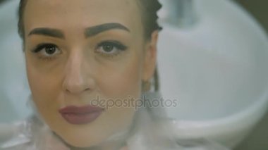 Modern Spa saç bakımı. kadın saç saç salonu Kuaför tarafından yıkanmış olması. Kadın güzellik merkezi bir Spa.Spa tedavilerde saç yıkama. Kuaför güzel kız sarışın başkanı yıkar
