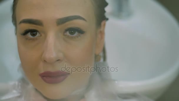 Haarverzorging in de moderne Spa. vrouw die haar gewassen door de kapper in een kapsalon. Vrouw wassen van haar in een Spa.Spa behandelingen, schoonheidscentrum. Kapper wast het hoofd van een mooi meisje blond — Stockvideo