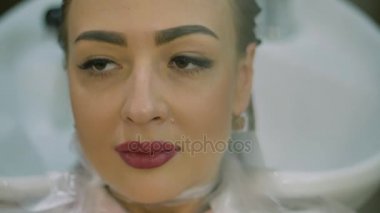 Modern Spa saç bakımı. kadın saç saç salonu Kuaför tarafından yıkanmış olması. Kadın güzellik merkezi bir Spa.Spa tedavilerde saç yıkama. Kuaför güzel kız sarışın başkanı yıkar