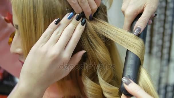 Rubia en un salón de peluquería después de teñir el cabello hace que el peinado. estilista profesional peluquero maestro — Vídeos de Stock
