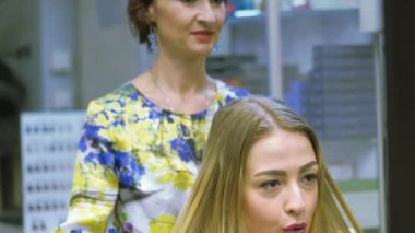 Sarışın saç boyama sonra bir kuaför salonu içinde şekillendirme yapar. Profesyonel stilist Kuaför usta