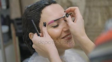 Ana yansıma maker Güzellik salonundan oturan kaş makyaj için boya saçlı genç kadın ultra Hd
