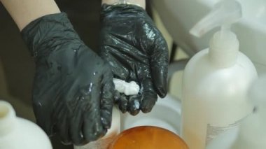 Berber Dükkanı. kafa, yan görünüm. istemciler kaşları bir boya ile uzun siyah saçları güzel kızla boya kadın yıkar.
