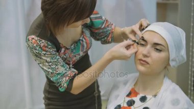 Şevval Özçelik Güzellik closeup womans kaş Güzellik Salonu cımbız kullanarak eller