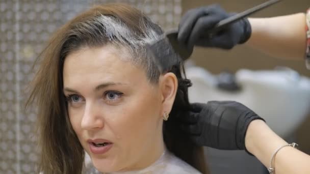 Friseur. professionelle Haarfärbung beim Friseur. — Stockvideo