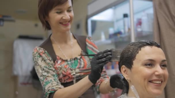 Барбер. Профессиональная окраска волос парикмахера . — стоковое видео