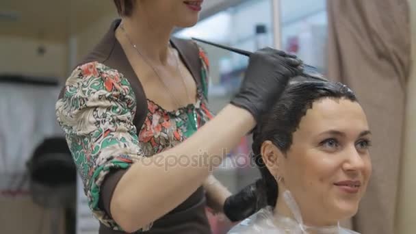 Friseur. professionelle Haarfärbung beim Friseur. — Stockvideo