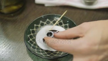 Berber Dükkanı. Kaşlar için boya hazırlanması. Yakın çekim.