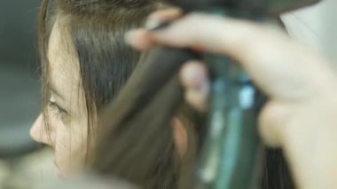 Güzellik Salonu, bir Ustayla styling saç uzun siyah saçlı bir kadın