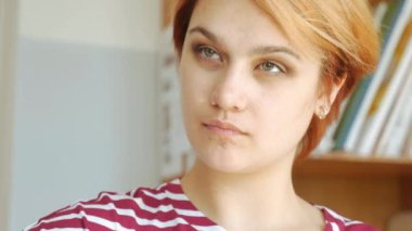 İş yerinde, bir yakın çekim yüz genç bir sanatçı.