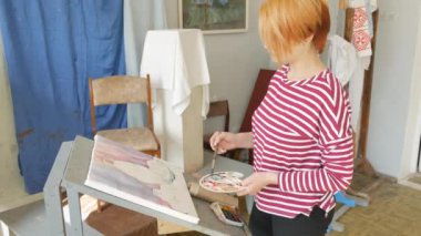 Genç bir sanatçı bir sanat atölyesi olarak suluboya doğada bir natürmort çizer.