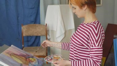 Genç bir sanatçı bir sanat atölyesi olarak suluboya doğada bir natürmort çizer.