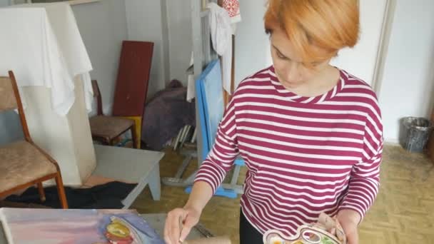 Un jeune artiste dans un atelier d'art dessine une nature morte dans l'aquarelle . — Video