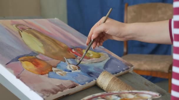 Молодий художник у художній майстерні малює натюрморт з природи в акварелі . — стокове відео