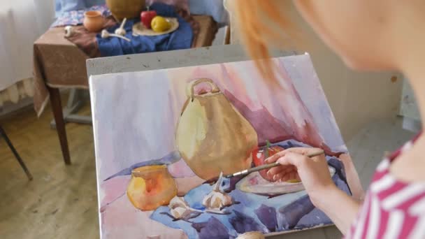 Um jovem artista em uma oficina de arte desenha uma natureza morta na aquarela . — Vídeo de Stock