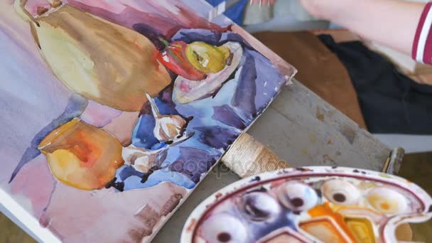 A young artist in an art workshop draws a still-life from nature in watercolor. — Stock Video