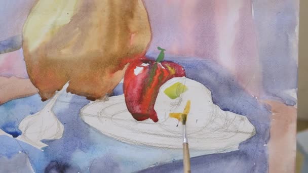 A young artist in an art workshop draws a still-life from nature in watercolor. — Stock Video