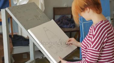 Genç bir sanatçı bir sanat atölyesi olarak kalem doğada bir natürmort bir eskiz çizer.