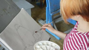 Genç bir sanatçı bir sanat atölyesi olarak kalem doğada bir natürmort bir eskiz çizer.