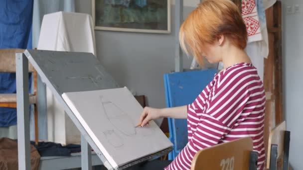 Un giovane artista in un laboratorio d'arte disegna a matita una natura morta di uno schizzo . — Video Stock