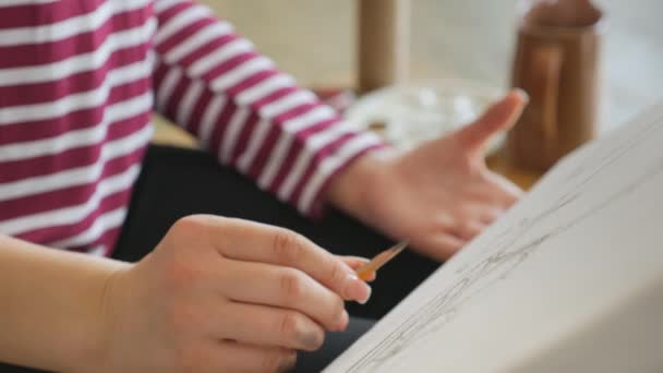 A young artist in an art workshop draws a still life of a sketch from nature in pencil. — Stock Video