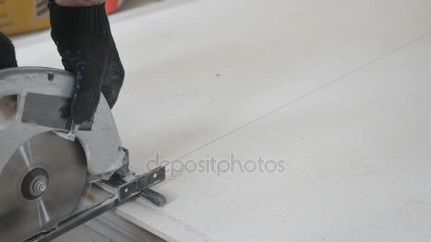 The decoration of the ceiling. The employee saw cuts the sheet of drywall. Close-up — Stock Video