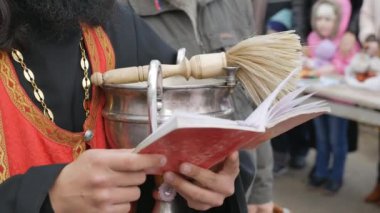 Paskalya şanlı Bayramı. Mesih risen olduğunu. Kutsama, kutsal su ile işaretlenmiş.