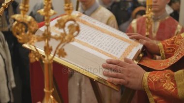 Mtsensk, Rusya 15 Nisan 2017. Editörden - Paskalya şanlı Bayramı. Mesih risen olduğunu. Paskalya şanlı Bayramı. Mesih risen olduğunu. Missal okuma piskoposluk hizmetidir