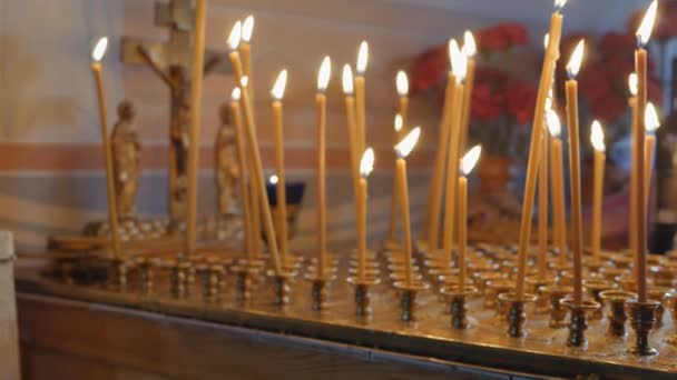 Velas encendidas en el altar — Vídeo de stock