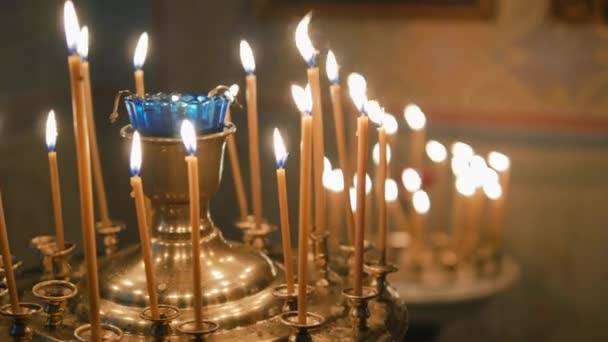 Brinnande ljus på altaret — Stockvideo