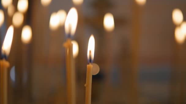 Brennende Kerzen auf dem Altar — Stockvideo