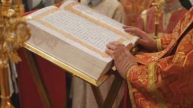 Paskalya şanlı Bayramı. Mesih risen olduğunu. Missal okuma piskoposluk hizmetidir
