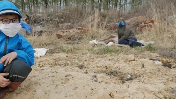 Ecologia. Despejo, crianças pequenas na área contaminada, juntamente com sua mãe vivem no futuro . — Vídeo de Stock