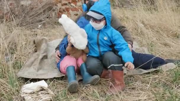 Ecology. Dump, Young children in the contaminated area together with their mother live in the future. — Stock Video