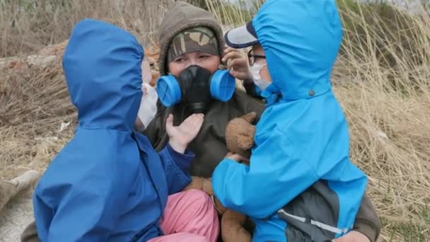 Ecologie. Dump, jonge kinderen in het besmette gebied samen met hun moeder in de toekomst leven. — Stockvideo