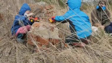 Ekoloji. Döküm, anneleri ile birlikte kontamine alan genç çocuklarda gelecekte yaşamak.