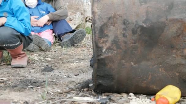 Ecología. Vertedero, Los niños pequeños en el área contaminada junto con su madre viven en el futuro . — Vídeos de Stock