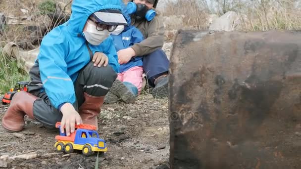 Ecology. Dump, Young children in the contaminated area together with their mother live in the future. — Stock Video