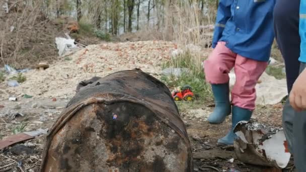 Экология. Свалка, маленькие дети в загрязненном районе вместе с матерью живут в будущем . — стоковое видео