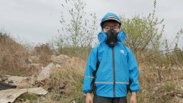 Ecology. Dump, Young children in the contaminated area together with their mother live in the future. — Stock Video