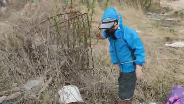 Ecología. Vertedero, Los niños pequeños en el área contaminada junto con su madre viven en el futuro . — Vídeos de Stock