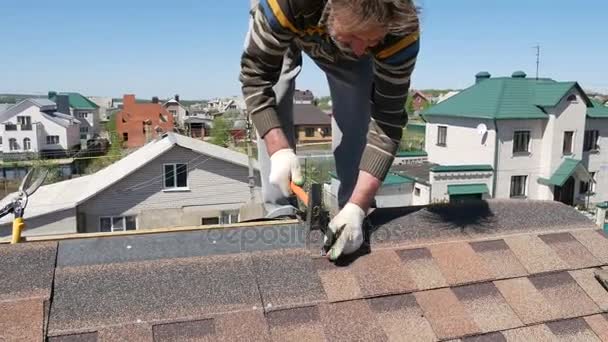 Budova. Pokládka měkké střechy. — Stock video