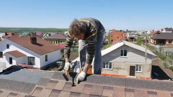 Building. Laying a soft roof. — Stock Footage Building. Laying a soft roof. Video Clip