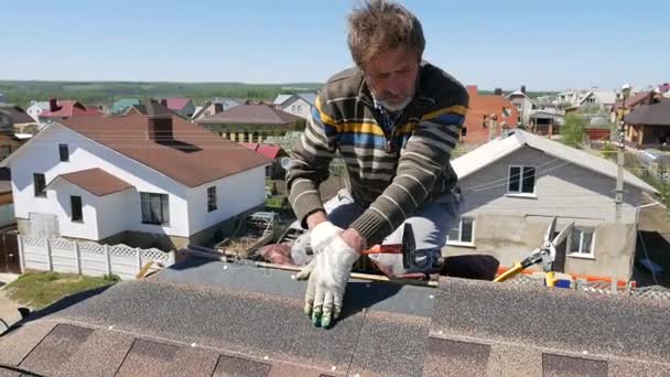 Building. Laying a soft roof. — Stock Footage Building. Laying a soft roof. Stock Footage